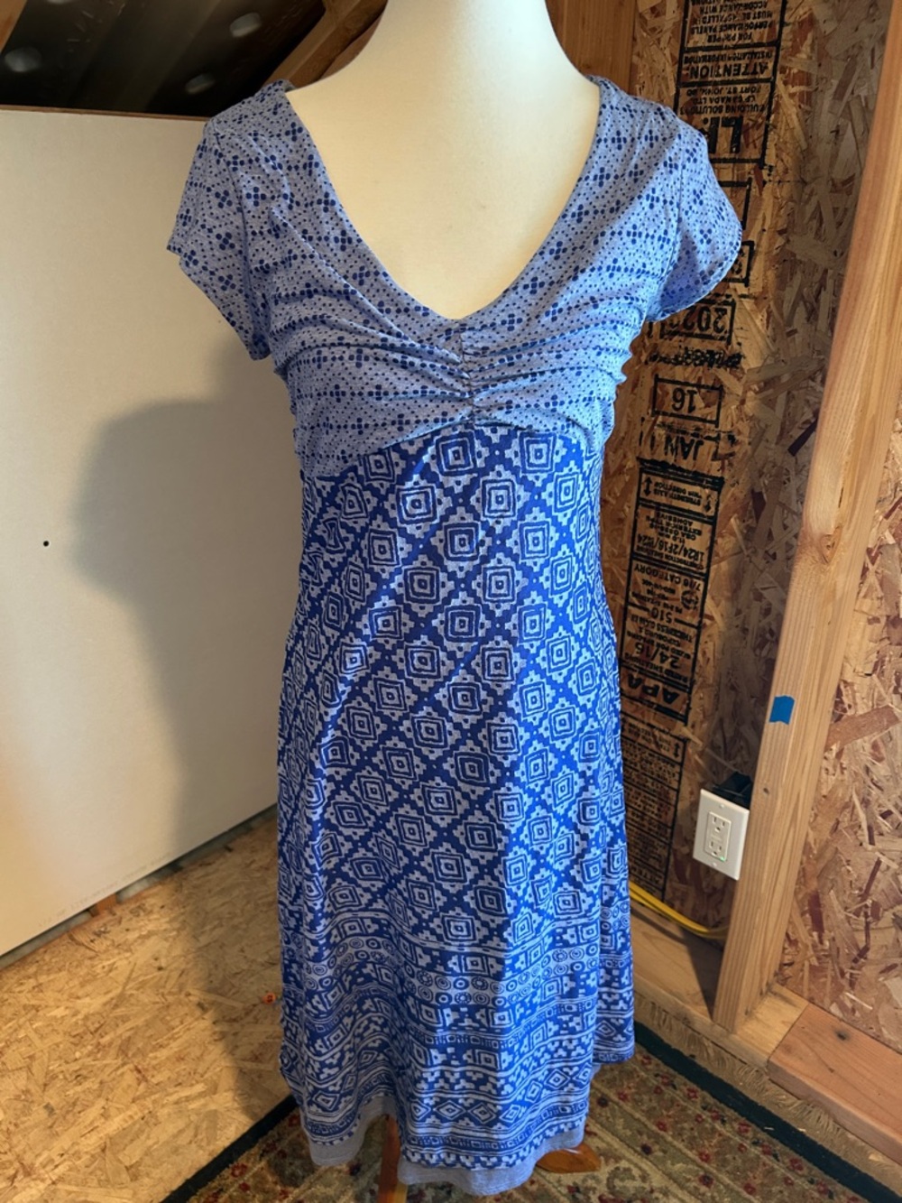 Athleta Blue Patterned V-Neck Midi Dress MT